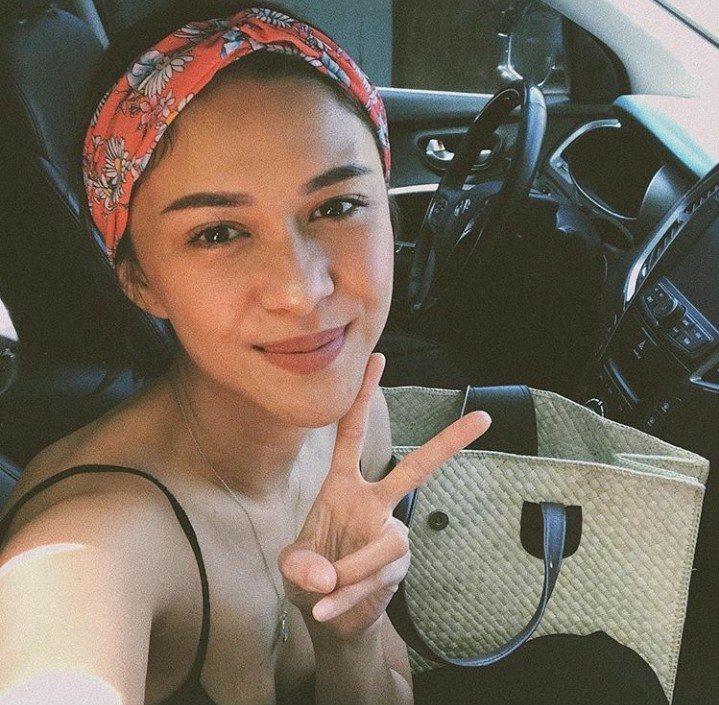 Gaya 7 seleb Tanah Air saat pakai tank top ini simpel & seksi