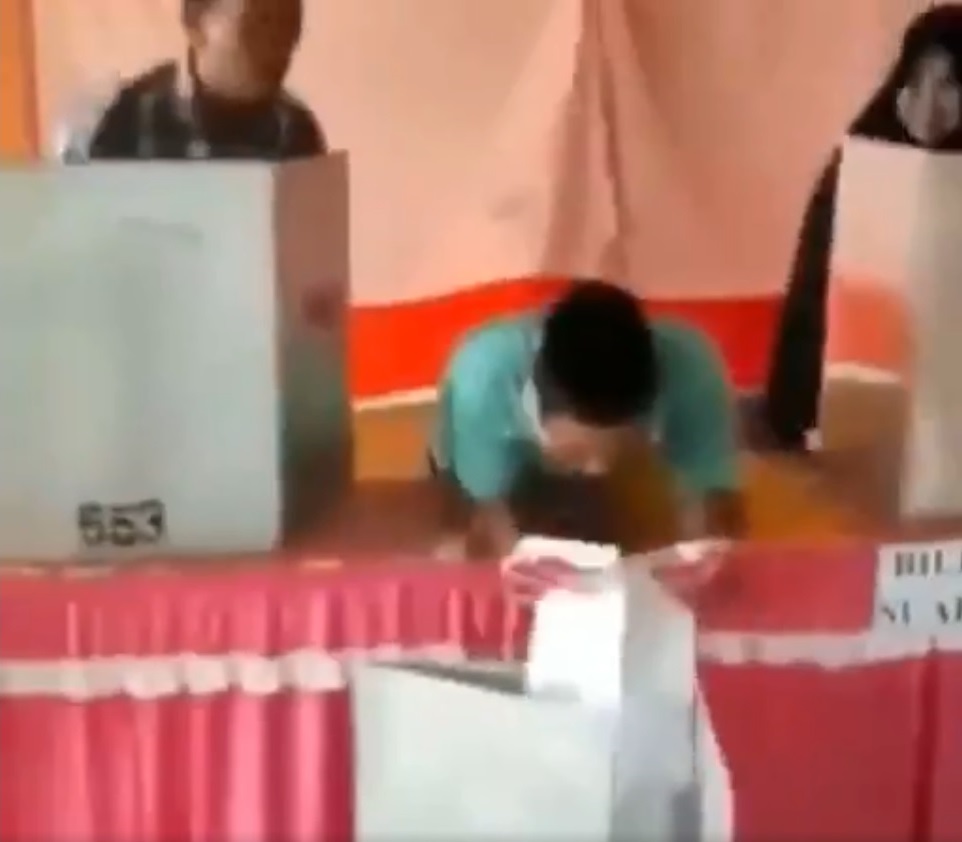 Terlalu semangat nyoblos, pria ini alami kejadian apes tapi kocak