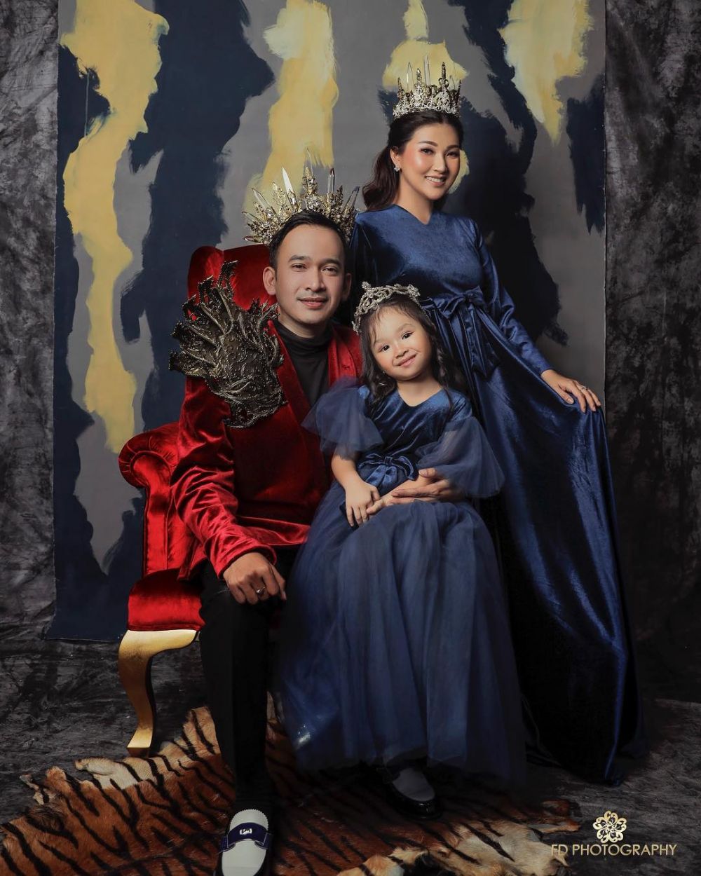 8 Potret maternity Sarwendah bertema King & Queen