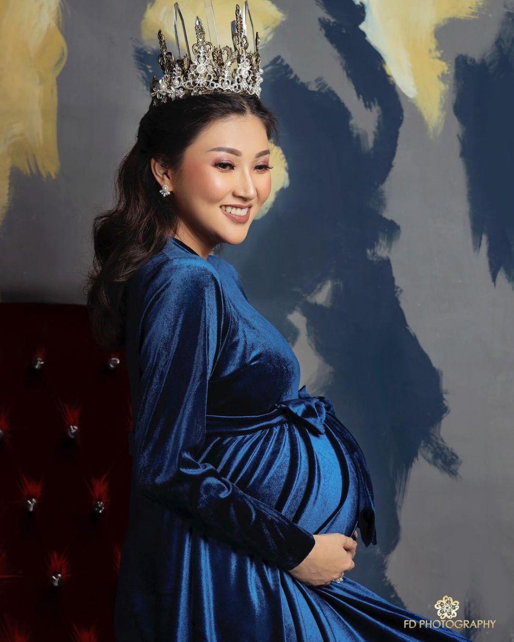 8 Potret maternity Sarwendah bertema King & Queen