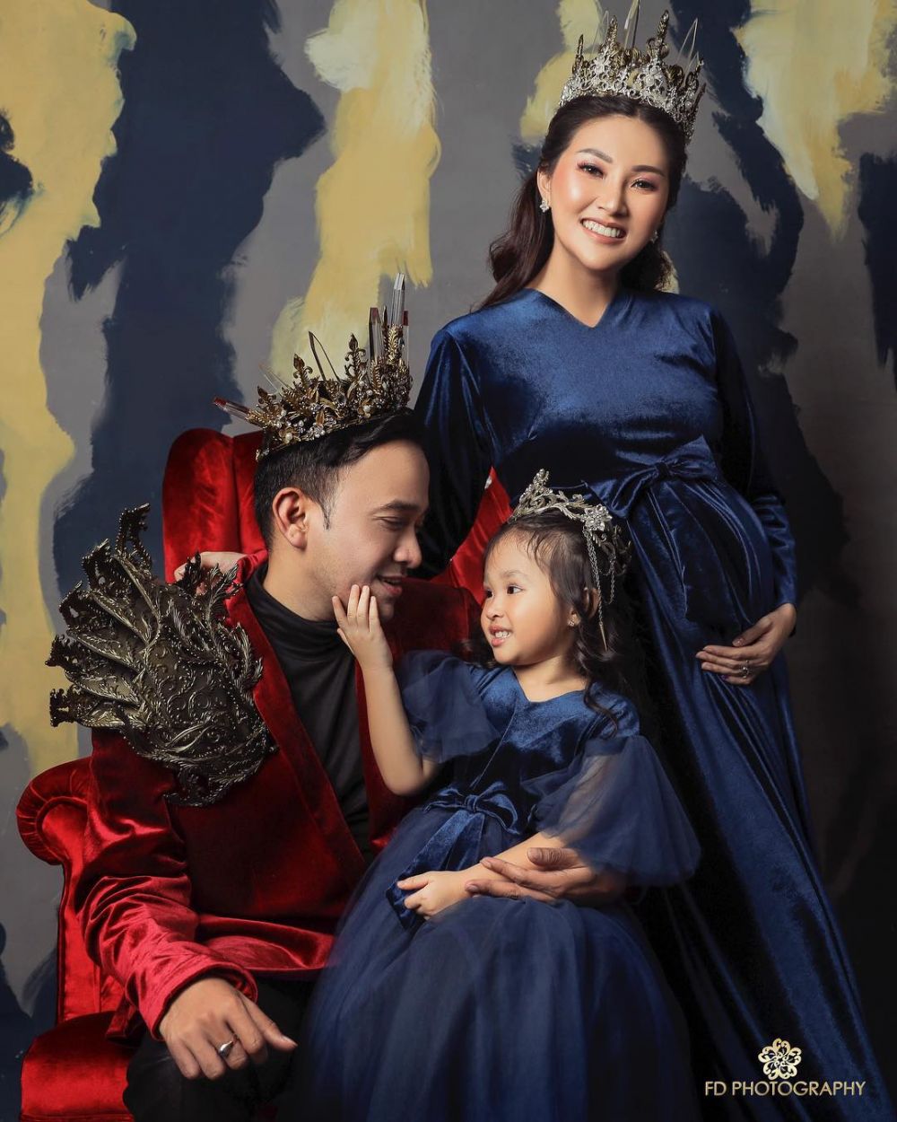 8 Potret maternity Sarwendah bertema King & Queen