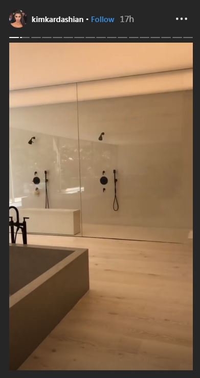 7 Penampakan mewah kamar mandi Kim Kardashian, wastafelnya nyentrik