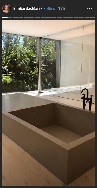 7 Penampakan mewah kamar mandi Kim Kardashian, wastafelnya nyentrik