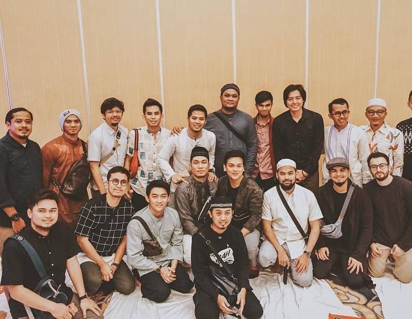 8 Potret Roger Danuarta ikut pengajian, makin mantap berhijrah