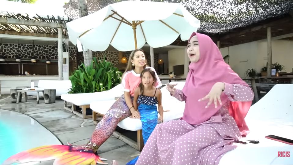 Potret 12 seleb pakai kostum putri duyung, ada yang bergaya seksi