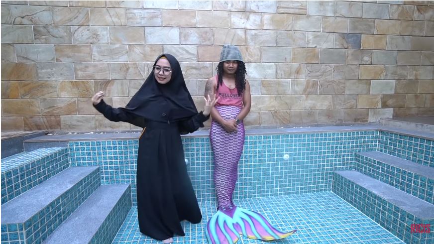 Potret 12 seleb pakai kostum putri duyung, ada yang bergaya seksi