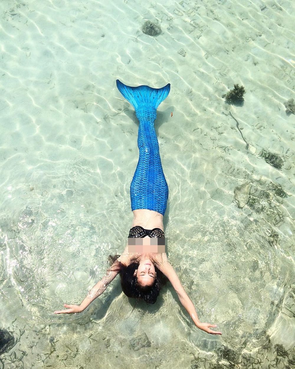 Potret 12 seleb pakai kostum putri duyung, ada yang bergaya seksi
