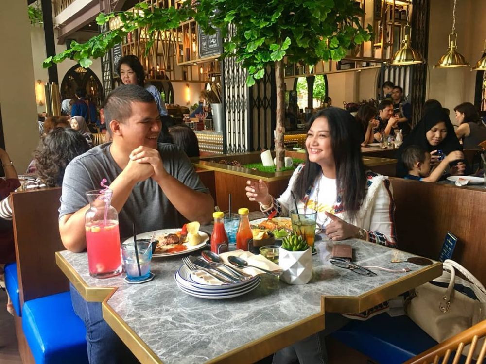 12 Potret kebersamaan Bella Saphira dan anak tirinya, kompak abis