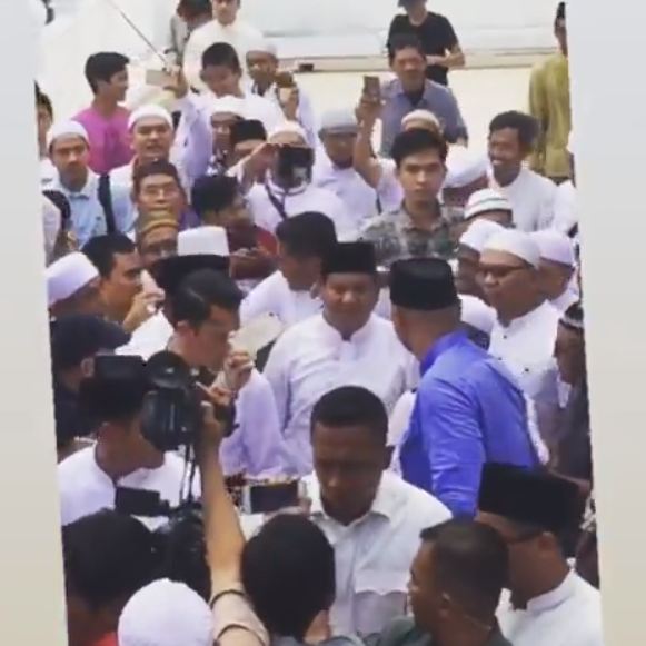 Momen Prabowo sujud syukur kemenangan di Masjid Al-Azhar
