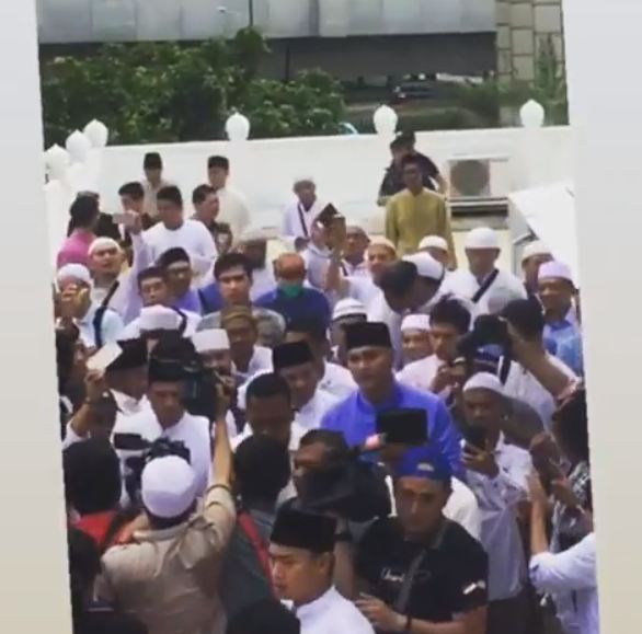 Momen Prabowo sujud syukur kemenangan di Masjid Al-Azhar