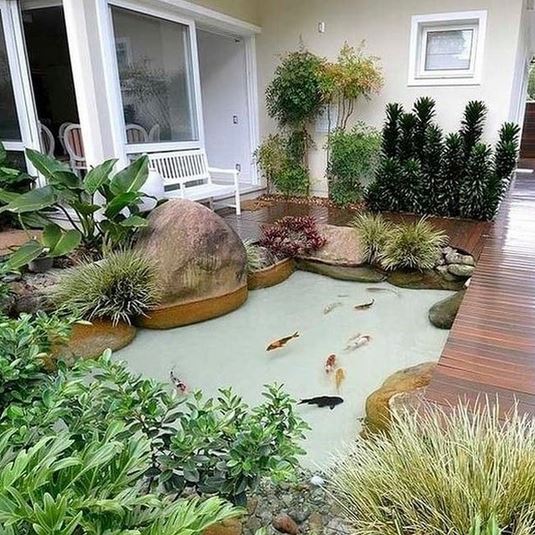 20 Desain kolam ikan minimalis, bikin suasana rumah jadi tenang