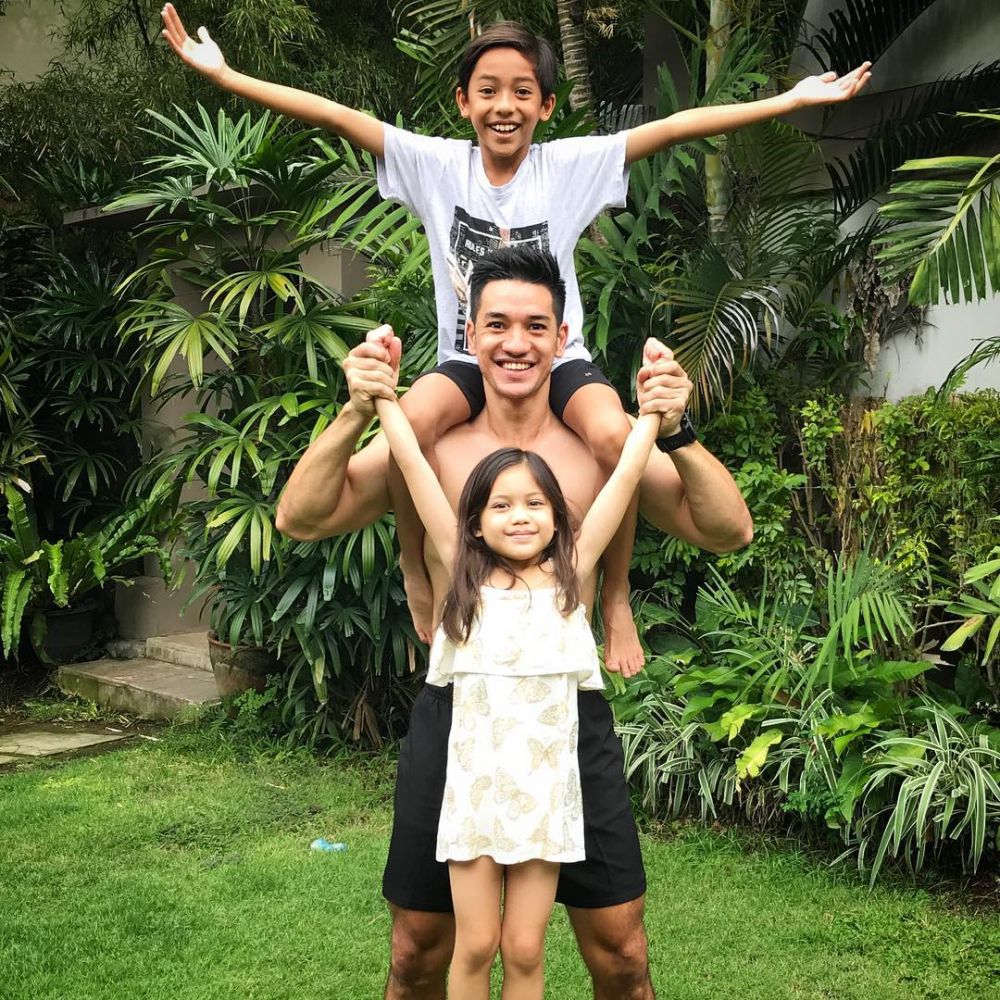 12 Potret rumah Nana Mirdad & Andrew White, mewah berkonsep villa