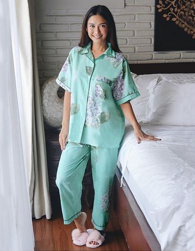 12 Potret rumah Nana Mirdad & Andrew White, mewah berkonsep villa