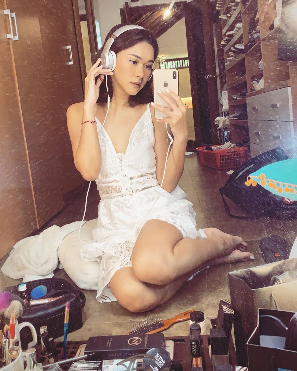 12 Potret rumah Nana Mirdad & Andrew White, mewah berkonsep villa