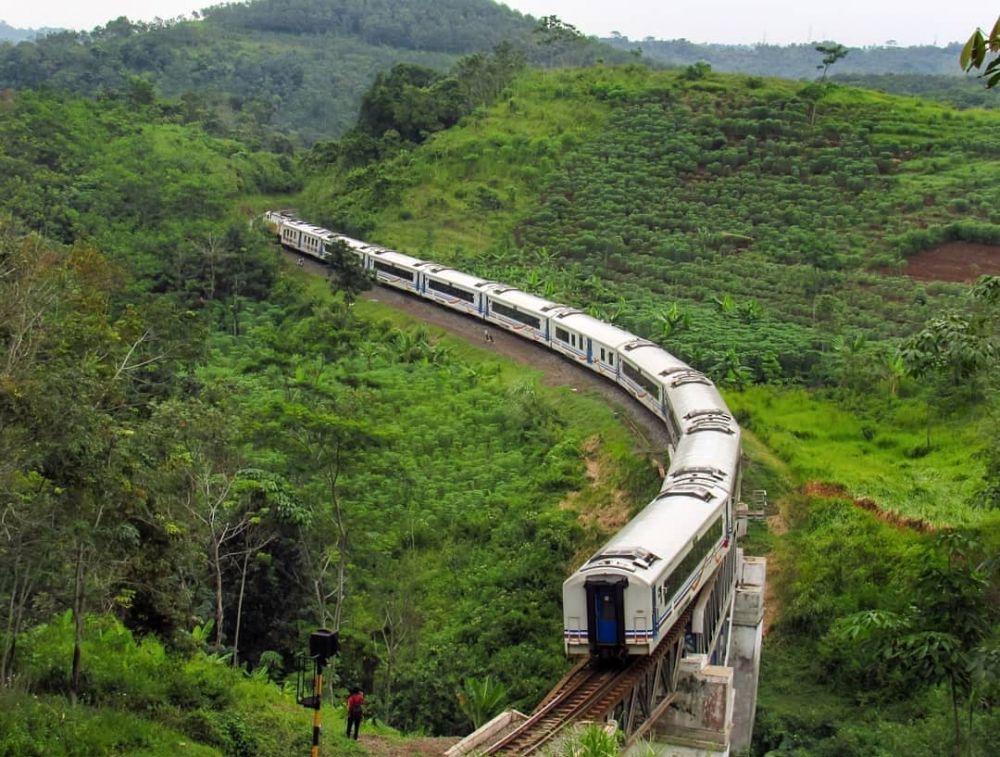 5 Jalur kereta api terindah di Indonesia, ada yang di tepi danau