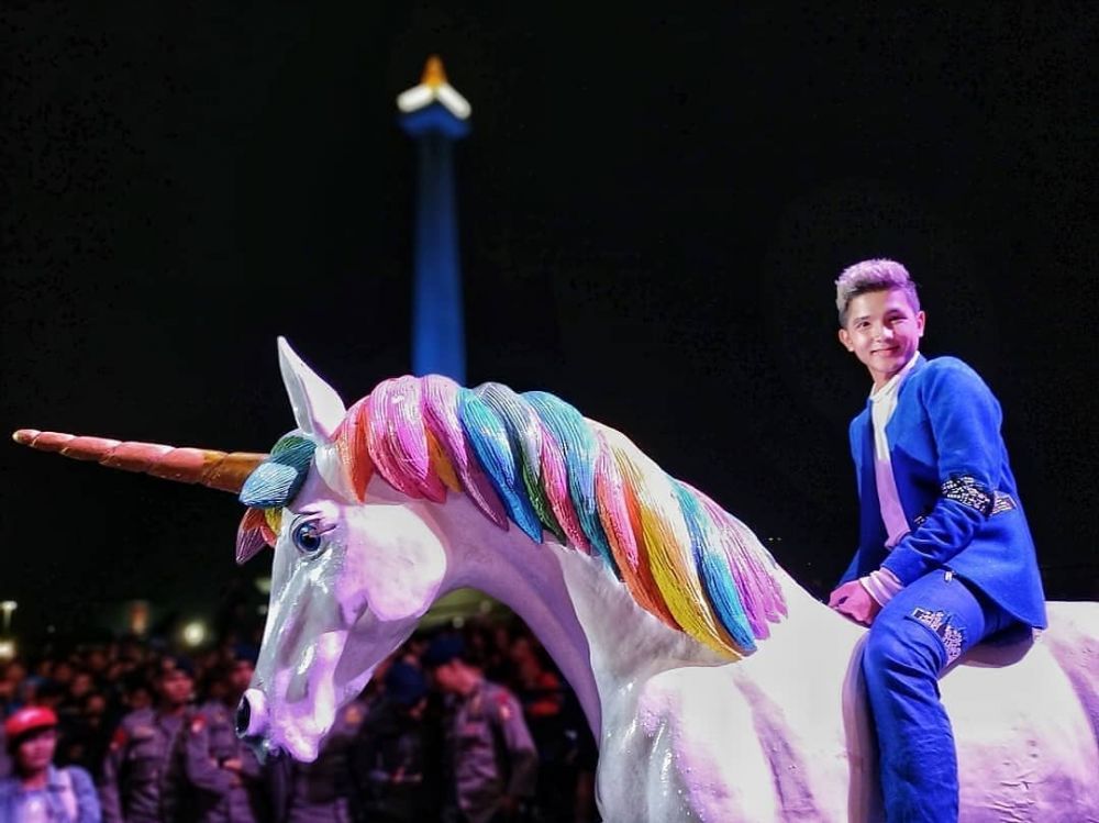 8 Gaya kocak Jirayut, host D'Academy Asia 4 yang imut banget