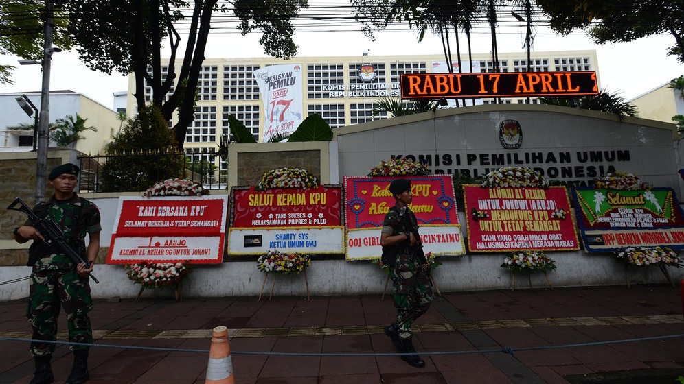 KPU akui salah input data, masyarakat kirim karangan bunga