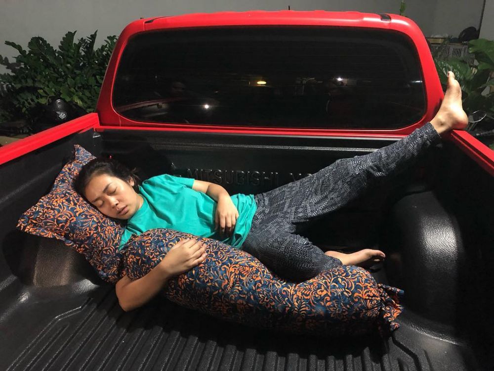 7 Potret Soimah tidur di sembarang tempat ini bikin ngakak