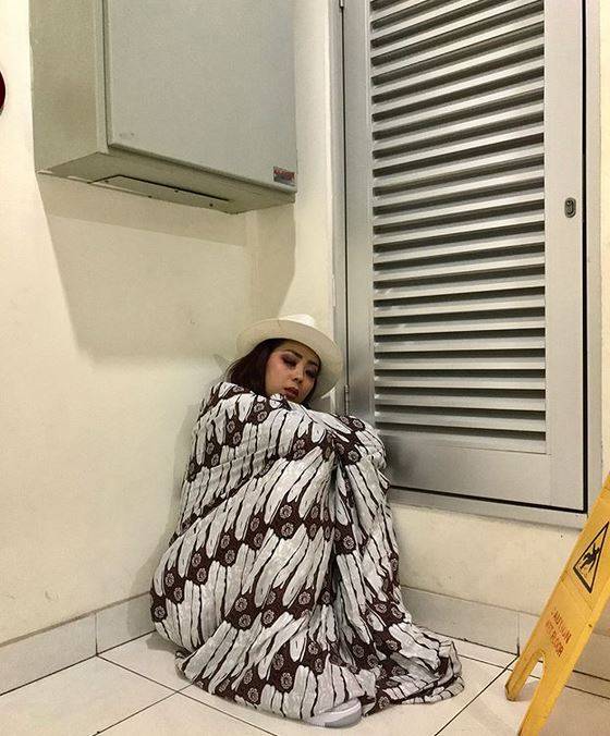 7 Potret Soimah tidur di sembarang tempat ini bikin ngakak