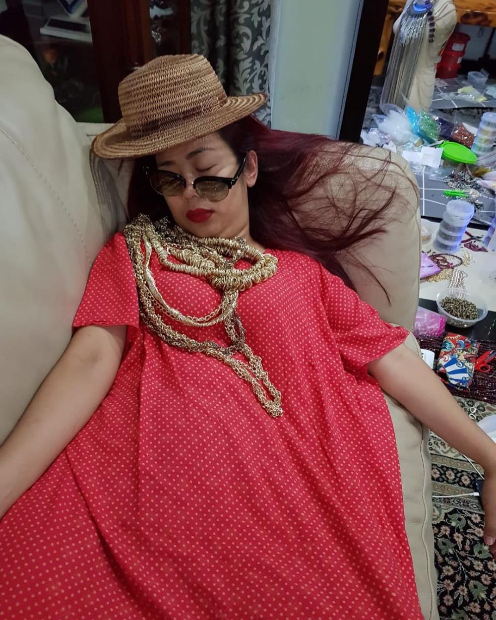 7 Potret Soimah tidur di sembarang tempat ini bikin ngakak