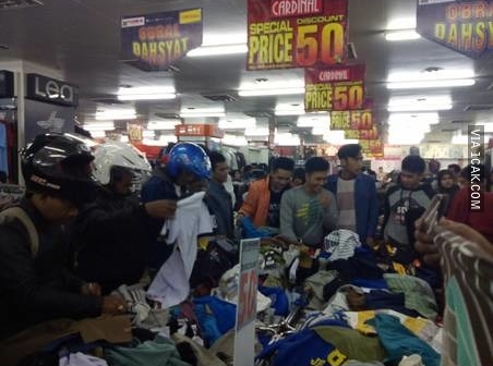 11 Kelakuan kocak cowok waktu lagi belanja ini bikin kesel