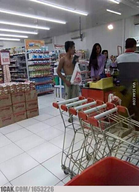 11 Kelakuan kocak cowok waktu lagi belanja ini bikin kesel