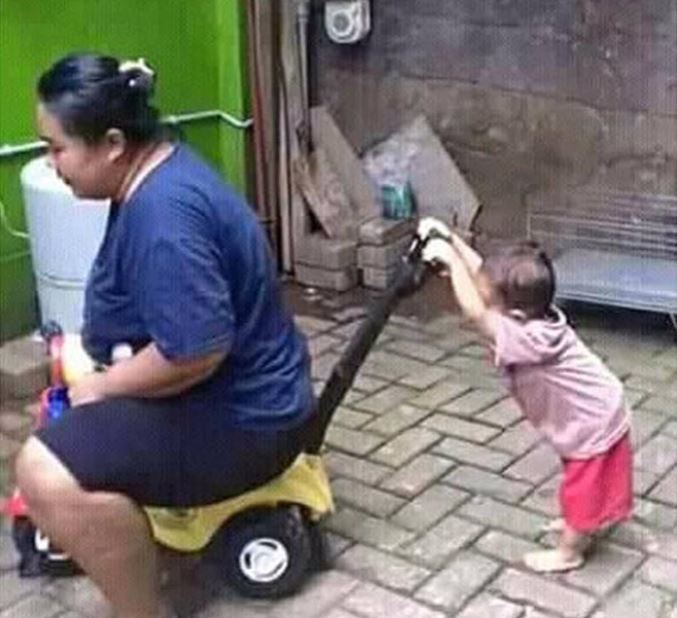 10 Kelakuan usil orangtua saat asuh anak ini bikin tepuk jidat