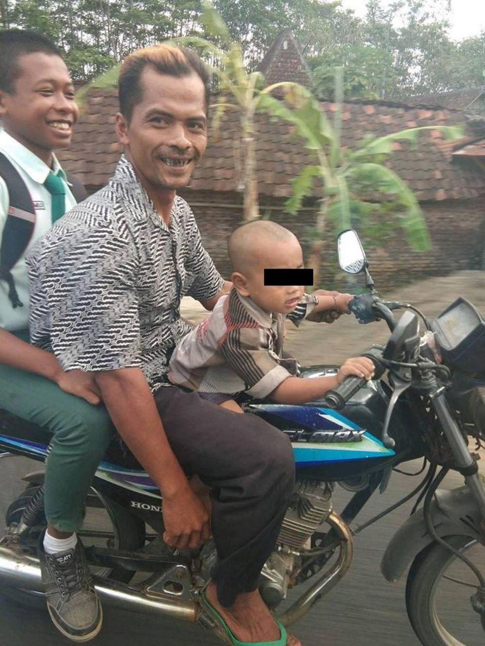 10 Kelakuan usil orangtua saat asuh anak ini bikin tepuk jidat