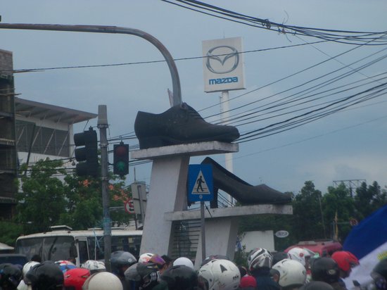 10 Tugu peringatan di Indonesia ini uniknya bikin senyum simpul