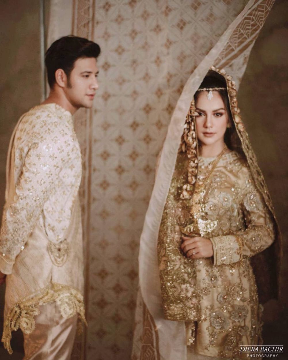 6 Potret prewedding Irish Bella-Ammar Zoni bernuansa emas, serasi