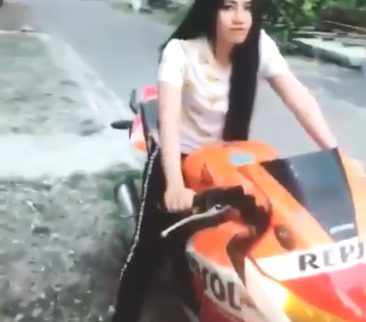8 Potret Via Vallen saat naiki motor gede, tomboi abis