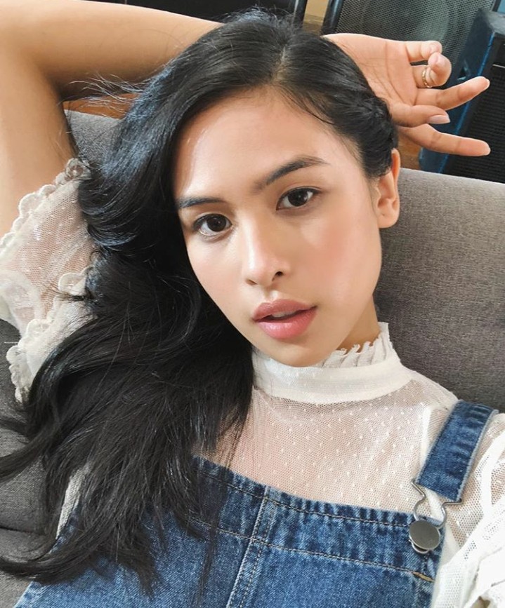 11 Potret cantiknya Maudy Ayunda kenakan atasan putih