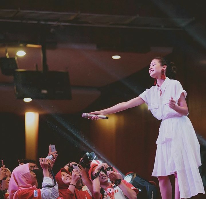 11 Potret cantiknya Maudy Ayunda kenakan atasan putih