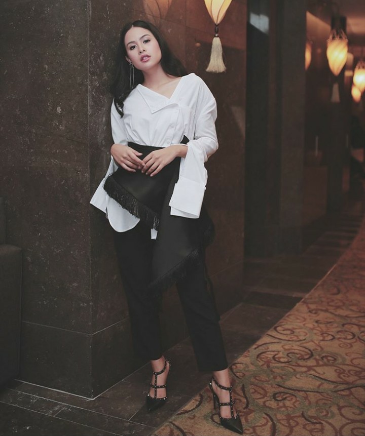 11 Potret cantiknya Maudy Ayunda kenakan atasan putih