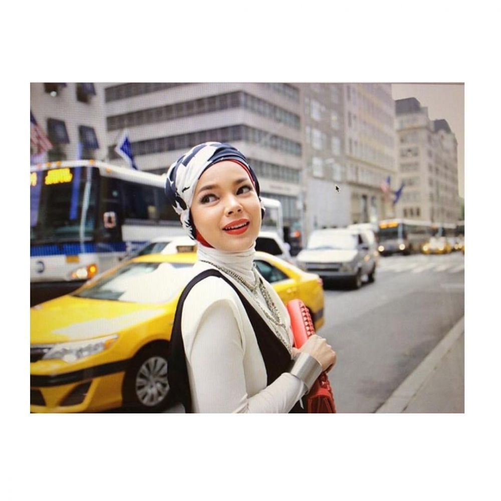 Inspirasi turban hijab 10 seleb cantik ini stylish, bisa ditiru