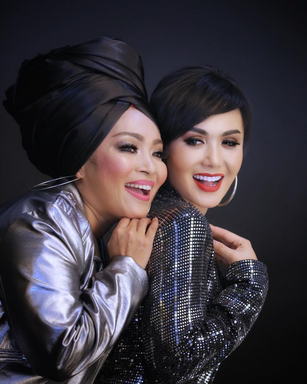 Inspirasi turban hijab 10 seleb cantik ini stylish, bisa ditiru