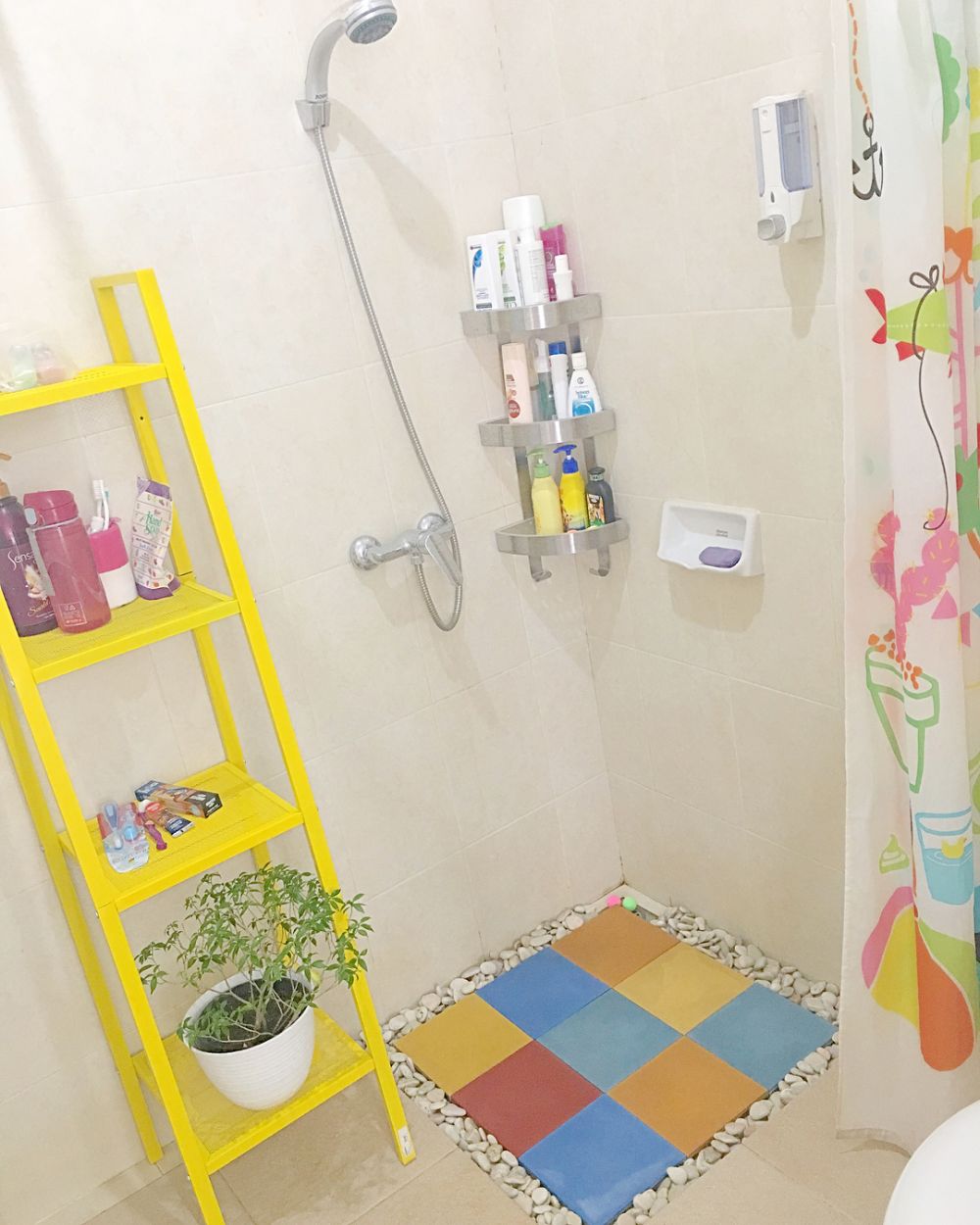 25 Desain kamar mandi anak penuh warna dan cute