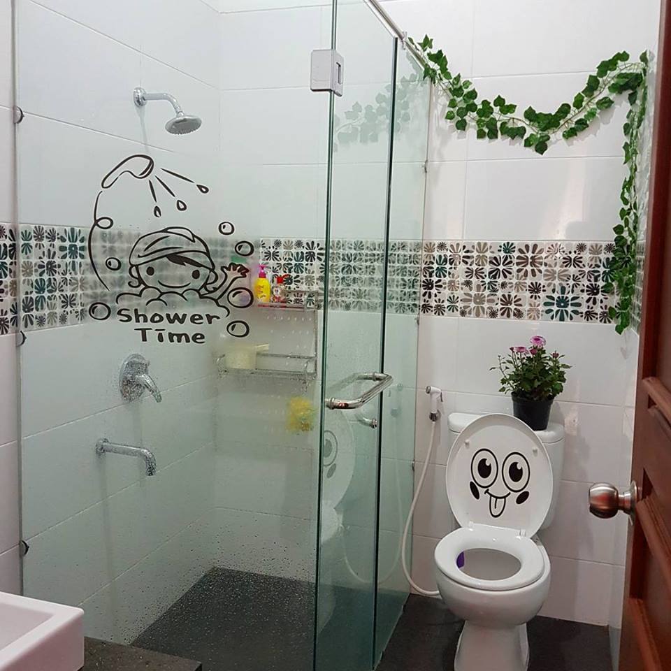 25 Desain kamar mandi anak  penuh warna dan cute