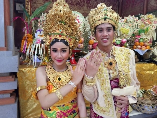 Selain Ajun Perwira, 4 seleb ini juga menikah pakai adat Bali