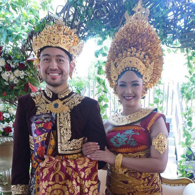 Selain Ajun Perwira, 4 seleb ini juga menikah pakai adat Bali