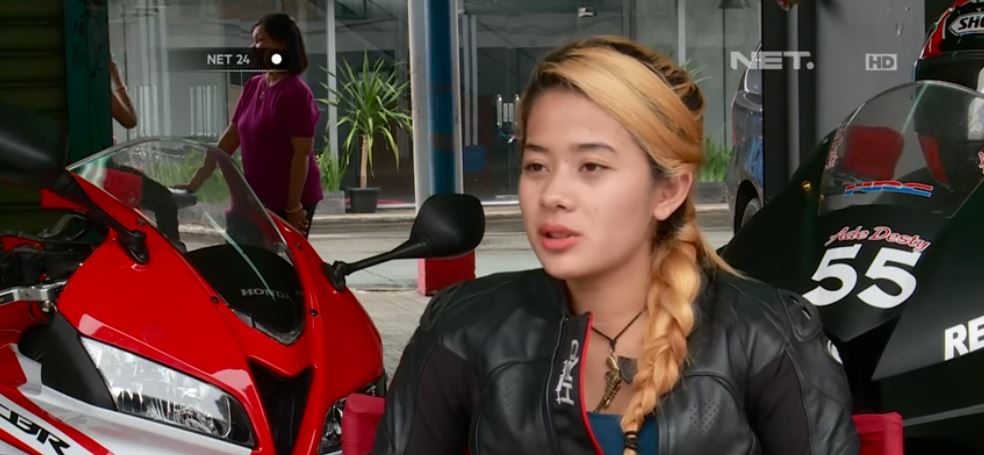 Potret 10 pembalap Indonesia berparas cantik & garang di atas aspal