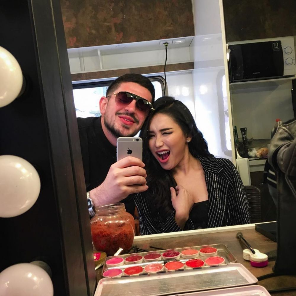 Pose cium Ayu Ting Ting, unggahan pria Turki ini tuai kritik