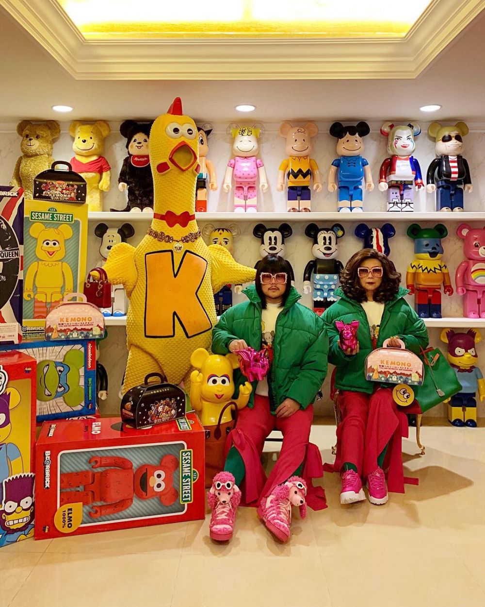 10 Potret pria kembaran baju dengan ibunya, gayanya ikonik