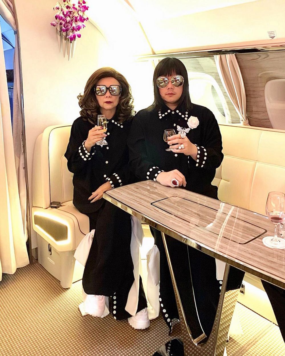 10 Potret pria kembaran baju dengan ibunya, gayanya ikonik