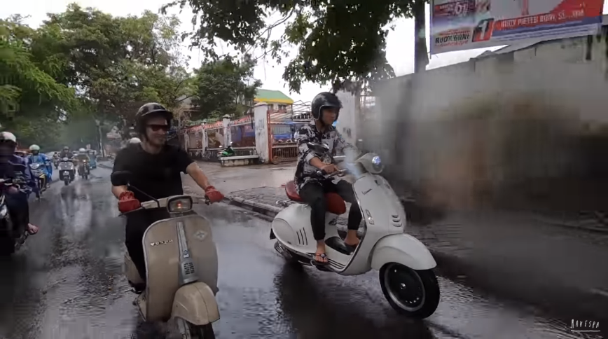 6 Aksi Gibran bersandal jepit keliling kota kendarai Vespa