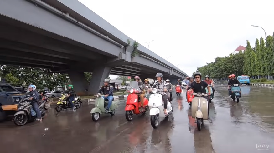 6 Aksi Gibran bersandal jepit keliling kota kendarai Vespa