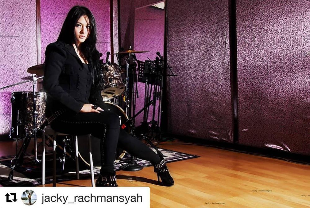 10 Potret lawas Audy Item, gayanya nyentrik abis