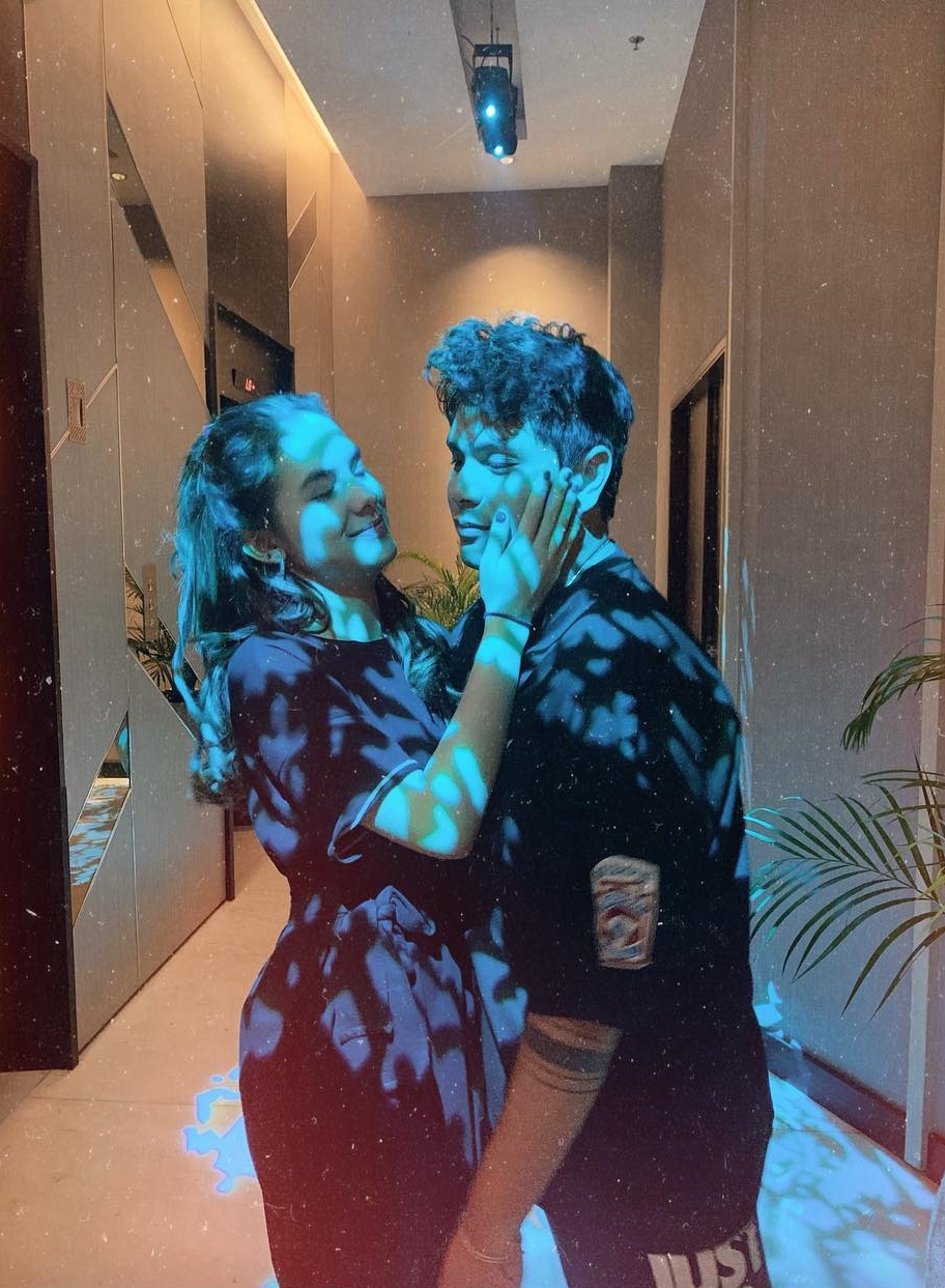 10 Potret kebersamaan Steffi Zamora dan Philopaz, mesra abis