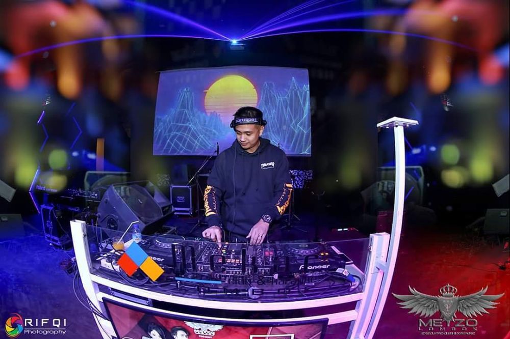 10 Gaya Ajun Perwira saat manggung jadi DJ, aksinya memukau