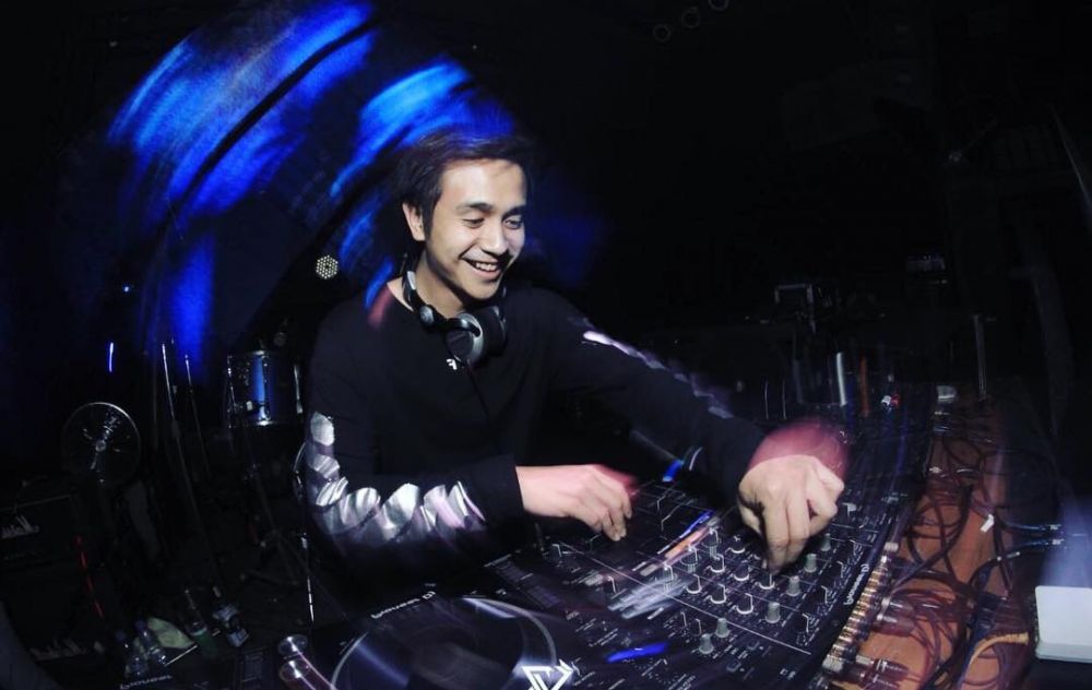 10 Gaya Ajun Perwira saat manggung jadi DJ, aksinya memukau